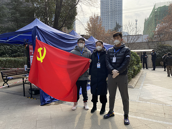 战疫先锋 党员先行 bet365官网
疫情防控志愿者在行动