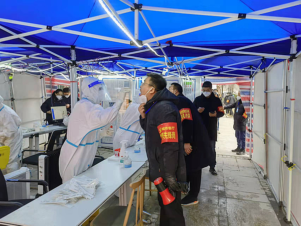 bet365官网
志愿者坚守疫情防控防线