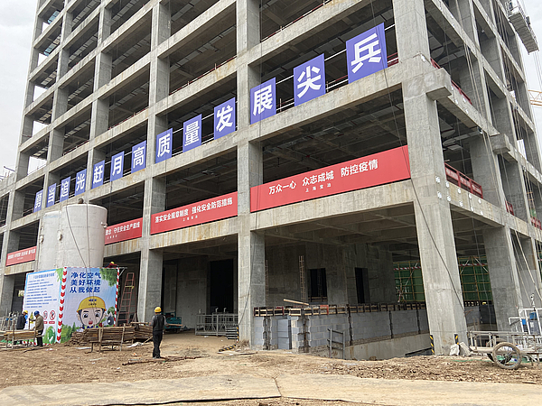 11先导院南区项目施工现场8栋楼主体已封顶,工人们正进行外立面装饰装修作业。   澎湃新闻记者 郑问 图.jpg 11先导院南区项目施工现场8栋楼主体已封顶,工人们正进行外立面装饰装修作业。   澎湃新闻记者 郑问 图.jpg