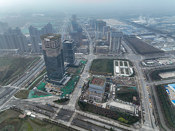 9秦创原集成电路加速器(西安电子谷核心区),同样一派“热火朝天”的施工现场。.jpg 9秦创原集成电路加速器(西安电子谷核心区),同样一派“热火朝天”的施工现场。.jpg