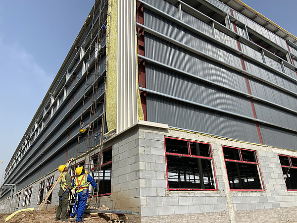 8.3月28日上午,在西安高新区草堂科技产业基地比亚迪厂区西侧的项目工地上,数座大型现代化生产厂房主体已完工。   澎湃新闻记者 郑问.jpg 8.3月28日上午,在西安高新区草堂科技产业基地比亚迪厂区西侧的项目工地上,数座大型现代化生产厂房主体已完工。   澎湃新闻记者 郑问.jpg