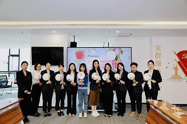 集团工会开展“巧手制团扇•巾帼展风采”活动庆祝“三八”妇女节